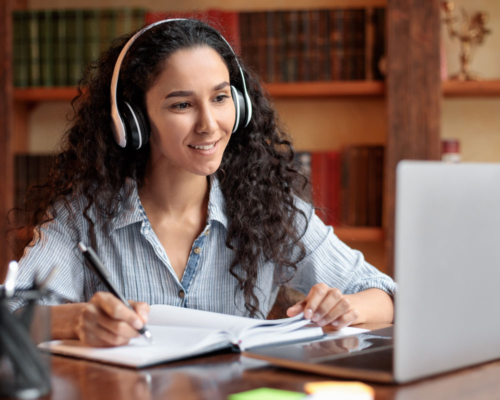 A Georgia Southern student enrolled as a freshman in online college participates in curriculum on her time from a remote location.
